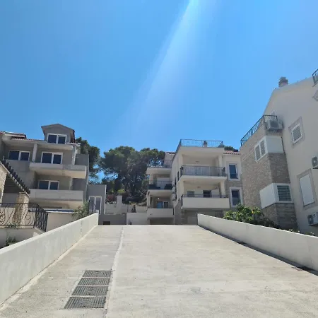 Apartman Leda *